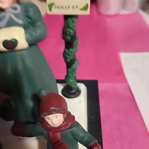 VINTAGE DICKENS 1990 MUSICAL CHRISTMAS CAROLERS SONGS ILLUMINATING HOLLY ST. LI - Picture 10 of 10